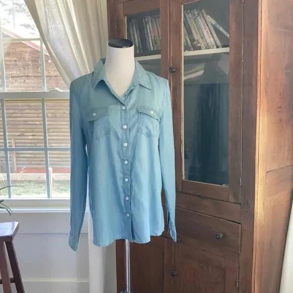 Crown & Ivy Light Blue Chambray Buttondown, Size M - Picture 1 of 5